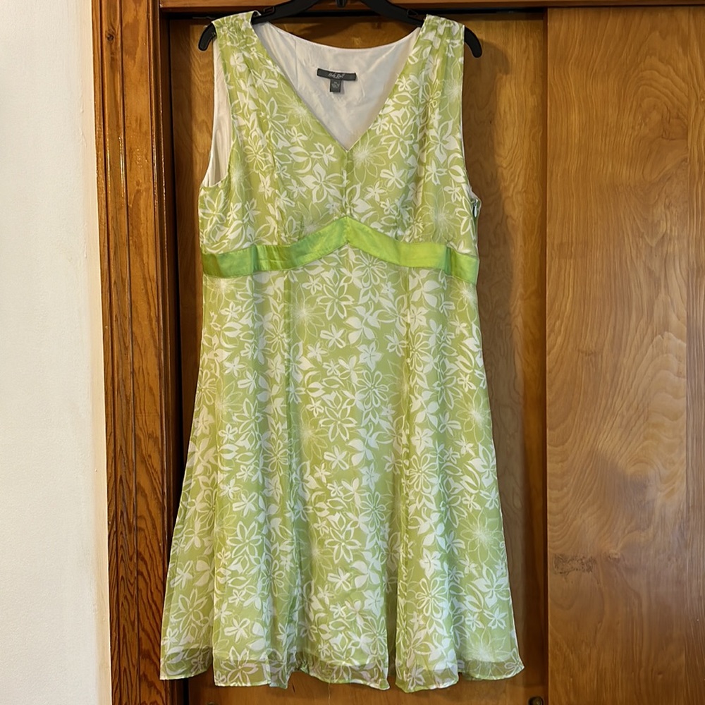 Hula Doll flowing green floral sleeveless dress, size XL, falls below the knee